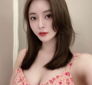 00后纯兼职小美女 乖巧可爱 人美肤白 很有感觉