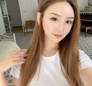 00后纯兼职小美女 乖巧可爱 人美肤白 很有感觉