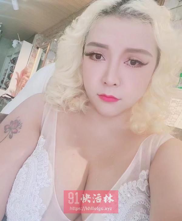 深圳龙华区家乐福大奶妹